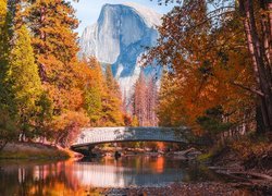 Widok na most i górę Half Dome w Parku Narodowym Yosemite