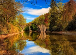 Niemcy, Saksonia, Gablenz, Park Rododendronów Kromlau, Most łukowy, Jezioro Rakotz, Jesień