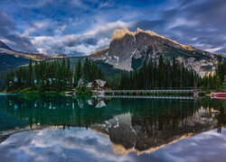 Park Narodowy Yoho, Dom, Most, Jezioro, Emerald Lake, Góry, Drzewa, Chmury, Odbicie, Prowincja Kolumbia Brytyjska, Kanada