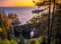 Skały, Most skalny, Drzewa, Morze, Wybrzeże Park stanowy, Samuel H. Boardman State Scenic Corridor, Punkt widokowy, Natural Bridges Viewpoint, Brookings, Oregon, Stany Zjednoczone