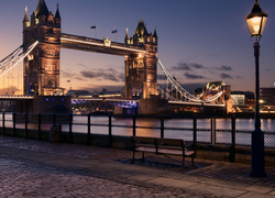 Widok na most Tower Bridge nad Tamizą w Londynie o zmierzchu