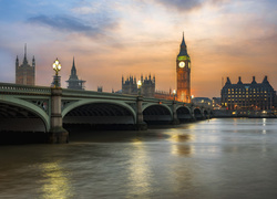 Widok na most Westminsterski i wieżę zegarową Big Ben w Londynie