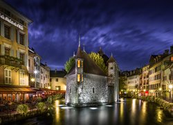 Widok na muzeum Palais de lIsle i rzekę Thiou w Annecy o zmierzchu