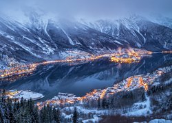 Norwegia, Region Hordaland, Góry, Las, Miasto Odda, Fiord Sorfjorden, Światła, Zima, Mgła