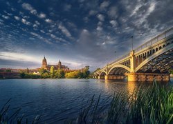 Widok na Nową Katedrę i most nad rzeką Tormes w Salamance