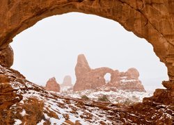 Widok na ośnieżoną formację skalną Turret Arch