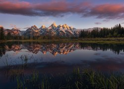 Stany Zjednoczone, Stan Wyoming, Park Narodowy Grand Teton, Ośnieżone, Góry Skaliste, Szczyt Grand Teton, Las, Drzewa, Jezioro, Odbicie