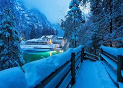 Zima, Góry, Alpy, Lasy, Ośnieżone, Drzewa, Dom, Światła, Wieczór, Jezioro Blausee, Most, Szwajcaria