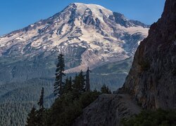 Ośnieżone, Góry, Stratowulkan Mount Rainier, Drzewa, Świerki, Skały, Park Narodowy Mount Rainier, Stan Waszyngton, Stany Zjednoczone