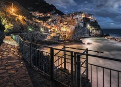 Włochy, Gmina Riomaggiore, Manarola, Cinque Terre, Morze Liguryjskie, Kolorowe, Domy, Światła, Noc, Chmury, Zatoka