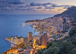 Widok na oświetlone Monte Carlo i Morze Liguryjskie