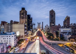 Widok na oświetlone ulice i wieżowce w Nowym Jorku