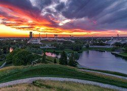 Widok na Park Olimpijski w Monachium o zachodzie słońca