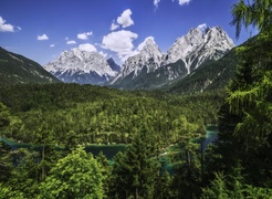 Widok na pasmo górskie Wettersteingebirge ze szczytem Zugspitze w Alpach Bawarskich