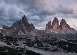 Widok na pasmo górskieTre Cime di Lavaredo we Wloszech