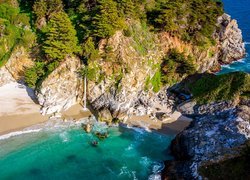 Widok na plażę w zatoczce McWay Cove w Parku stanowym Julii Pfeiffer Burns