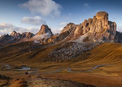 Dolomity, Przełęcz, Passo di Giau, Góry, Wzgórza, Kręta, Droga, Dom, Łąka, Prowincja Belluno, Włochy