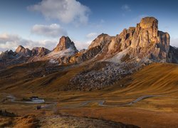 Widok na przełęcz Passo di Giau w Dolomitach