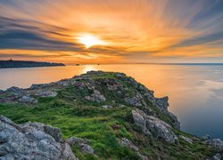 Zachód słońca, Morze, Skały, Trawa, Przylądek, Pointe du Raz, Bretania, Francja