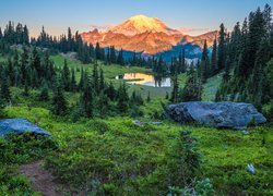 Widok na rozświetlony stratowulkan Mount Rainier