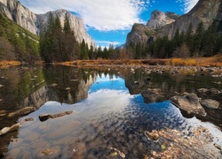 Stany Zjednoczone, Stan Kalifornia, Park Narodowy Yosemite, Dolina Valley, Drzewa, Góry, Kamienie, Odbicie, Chmury