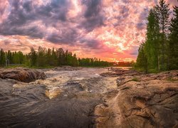 Finlandia, Prowincja Oulu, Gmina Kiiminki, Rzeka Kiiminkijoki, Skały, Drzewa, Chmury, Zachód słońca
