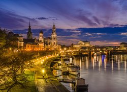 Widok na rzekę Łabę i oświetlone domy w Dreżnie