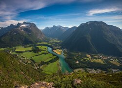 Widok na rzekę Rauma w norweskiej dolinie Romsdalen