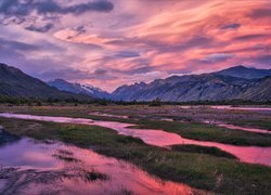 Argentyna, Patagonia, Rzeka Río de las Vueltas, Zachód Słońca, Góry, Rzeka, Trawa, Chmury, Zachód słońca