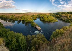 Widok na rzekę w letni dzień