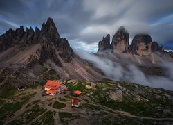 Widok na schronisko Auronzo na tle Tre Cime di Lavaredo