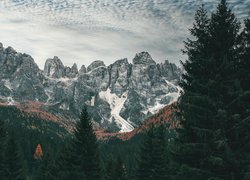 Widok na skaliste góry