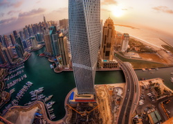 Widok na spiralny wieżowiec Cayan Tower w Dubaju