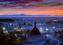 Widok na starożytne słynące z wielu świątyń miasto Pagan w Birmie