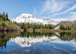 Widok na stratowulkan Mount Rainier znad jeziora Bench Lake