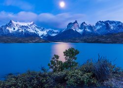 Widok na Torres del Paine w Patagonii o zmierzchu