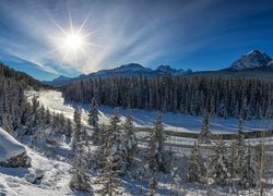 Kanada, Prowincja Alberta, Park Narodowy Banff, Dolina Bow Valley, Góry Skaliste, Drzewa, Rzeka Bow River, Tory kolejowe, Śnieg, Zima, Promienie słońca