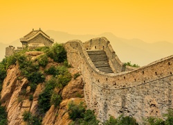 Widok na Wielki Mur Chiński z wieżą obserwacyjną w górach Nan Shan