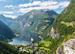Góry, Niebo, Chmury, Lasy, Statek pasażerski, Fiord Geirangerfjorden, Wieś Geiranger, Norwegia