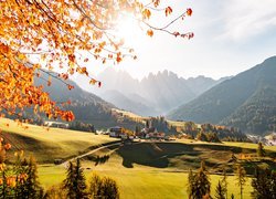 Widok na wieś Santa Maddalena w dolinie Val di Funes w Dolomitach