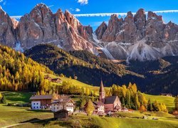 Włochy, Dolina Val di Funes, Wieś Santa Maddalena, Dolomity, Góry, Lasy, Drzewa, Domy, Kościół