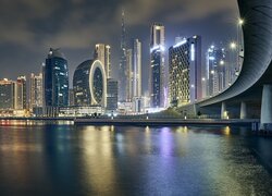 Widok na wieżowce w Dubaju nocą
