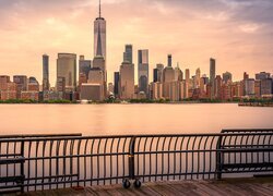 Stany Zjednoczone, Nowy Jork, Manhattan, Rzeka, Hudson River, Wieżowce, Barierki