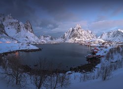 Zima, Śnieg, Morze Norweskie, Reine, Wyspa Moskenesoya, Góry, Domy, Lofoty, Norwegia