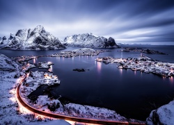 Widok na wioskę Reine na wyspie Moskenesøya zimą
