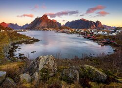 Norwegia, Lofoty, Wyspa Moskenesoya, Wioska Reine, Morze Norweskie Skały, Domy, Góry, Drzewa