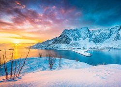 Norwegia, Lofoty, Wyspa Moskenesoya, Wioska Reine, Morze Norweskie, Zachód Słońca, Zima, Góry, Domy, Morze