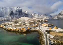 Norwegia, Lofoty, Wyspa Sakrisøya, Wieś Sakrisøya, Domy, Morze Norweskie