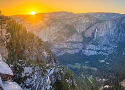 Widok na wodospad Yosemite Falls w górach Sierra Nevada