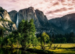 Widok na wodospad Yosemite w w górach Sierra Nevada